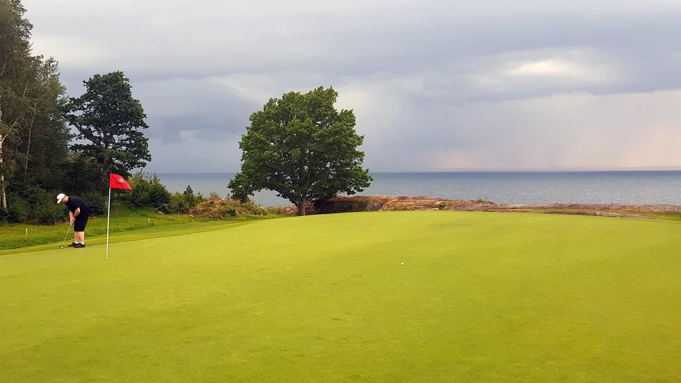 Golfsommaren 2020 går till historien som en av de bästa någonsin för sporten. Många nya medlemmar, många spelade rundor och bra väder som gav många fina bilder för golfarna att titta på för att minnas tillbaka. Ombergs hål 14 är nog ett av länets mest fotograferade hål, med green precis intill Vättern.