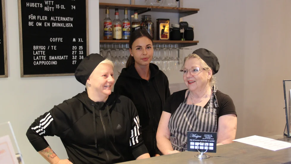 Emma Jensen sköter mycket av det administrativa, Rebecca Weman är servitris och Maija Jensen lagar maten på "Maijas" i Östtervåla. 