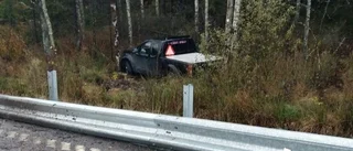 Körde över rondell – fastnade med epa-traktorn i skogen