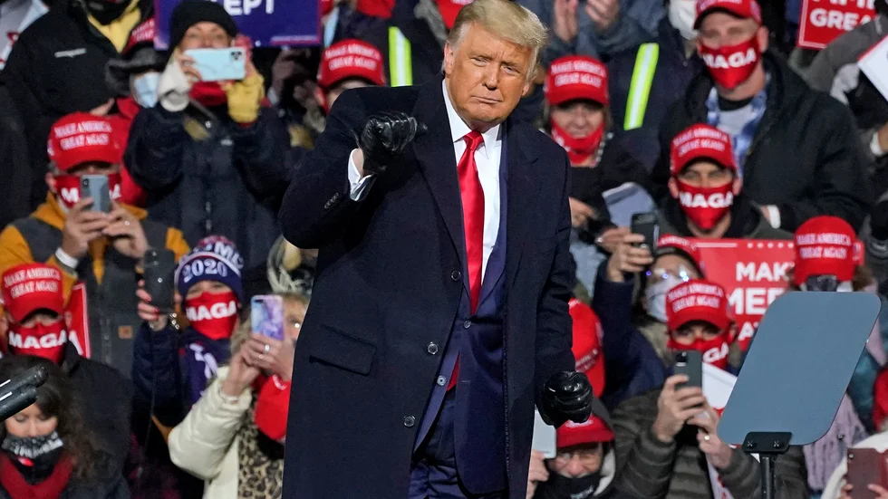 President Donald Trump dansar till låten YMCA under sitt kampanjmöte i Montoursville, Pennsylvania, i lördags.