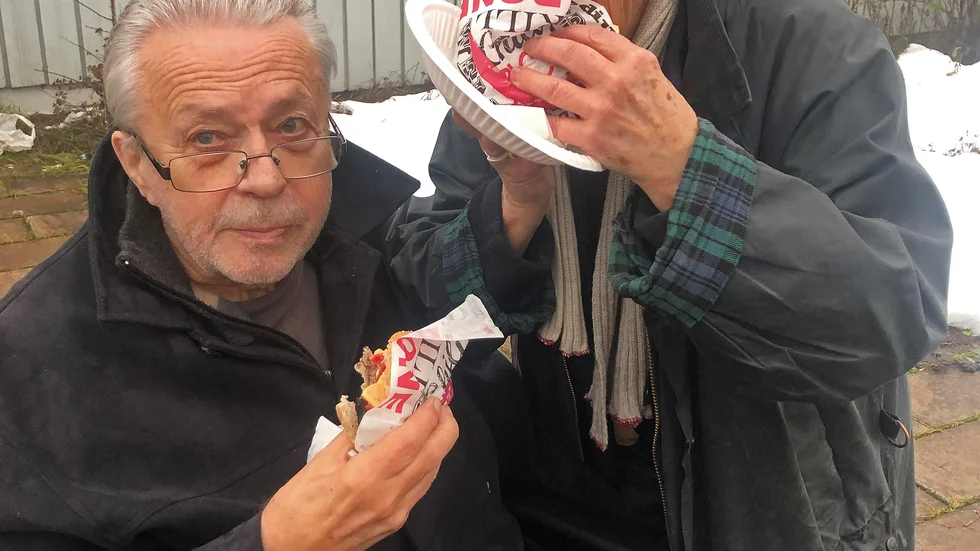 Sture och Britt-Marie Mansten lät sig väl smaka av grillbuffén i Föreningshusets trädgård.