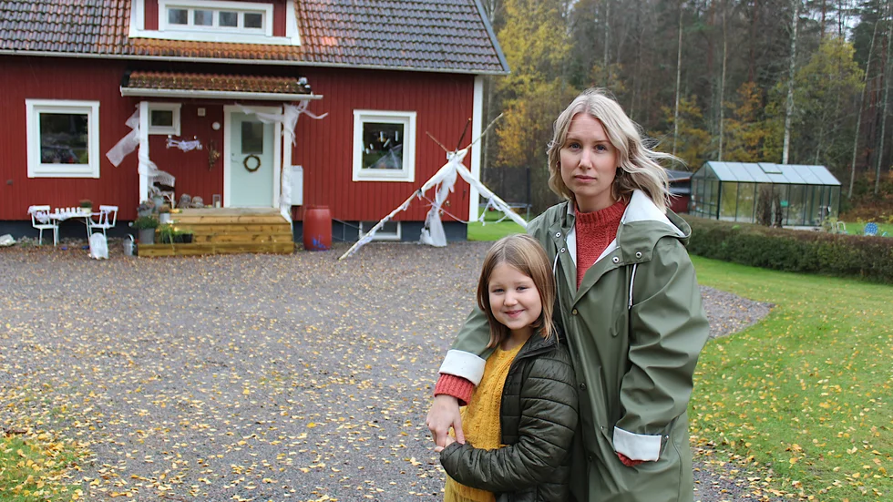 Emma Eriksson, här med dottern Siri, 8, vill inte att Holmens planer på en jättestor vindkraftpark nära Simonstorp ska bli verklighet. I Simonstorp bor man för tystnaden, skogen och gemenskapen.