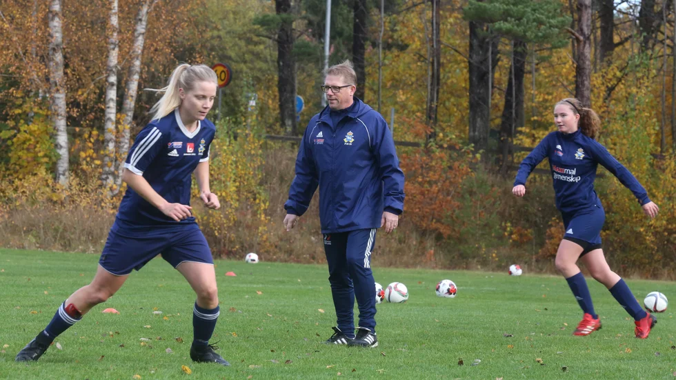 Fredrik Bägerfeldt är ny tränare i P18. Här med spelarna Helena Liljeström och Julia Farinder på varsin sida.