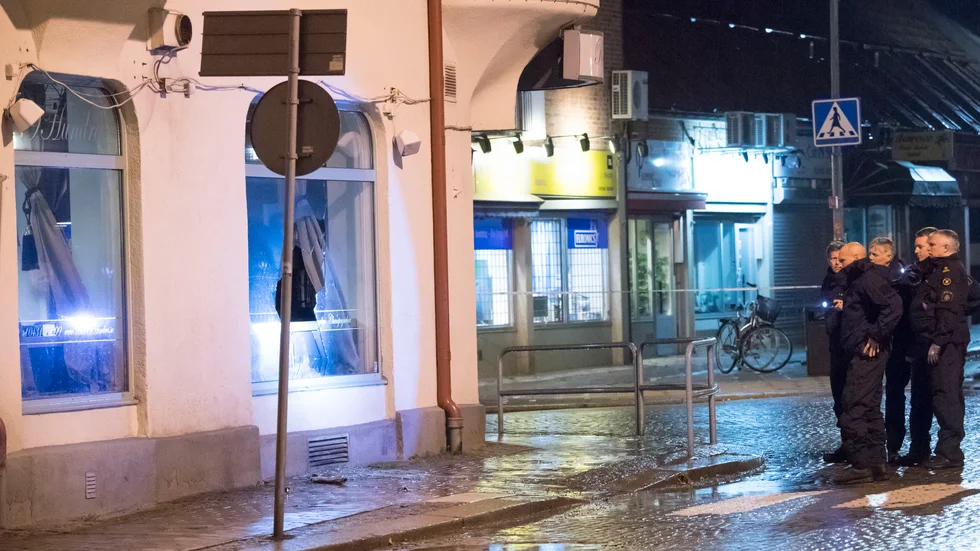 Ängelholm hösten 2017: Polisens bomb- och kriminaltekniker utanför nattklubben i centrala Ängelholm sedan mannen kastat in ett föremål i lokalerna. Arkivbild.