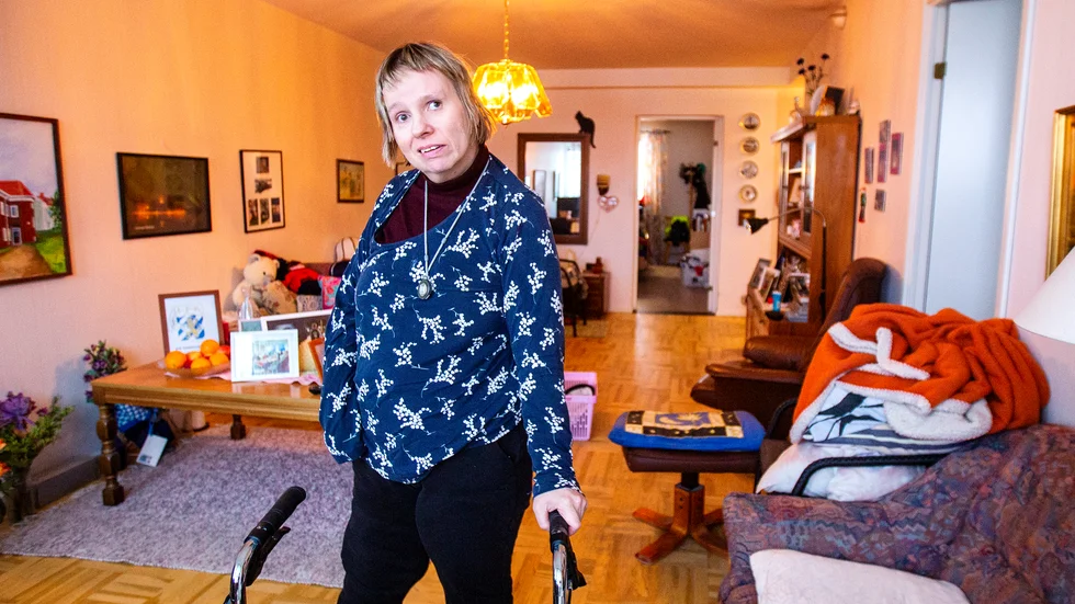 En lärare i skolan kom att betyda mycket för Helena Apelqvist. De har fortfarande kontakt. När läraren fyllde 60 år sjöng Helena för henne. Hon hade döpt om Björn Afzelius låt Tusen bitar och fick efteråt stående ovationer. Det är ett minne hon bevarat i sitt hjärta. 