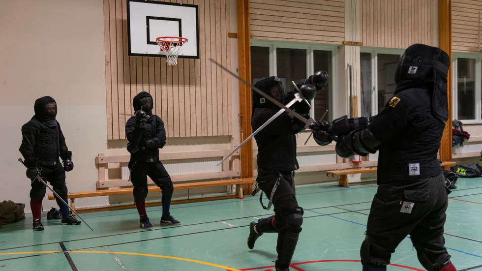 Svärden är så kallade feder, trubbiga fjädrande vapen. Tanken är att man inte ska kunna skada varandra. Även träningen med feder har historiska anor. De smids efter instruktioner från 1400-talet. 