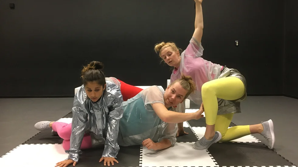 Melody Sheikh, Oskar Ohlsson och Catrin Anlér Blomberg i föreställningen "Forma" på Gottsunda Dans och Teater.