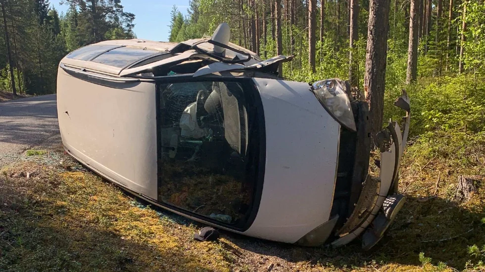 Här slutade bilfärden för paret. Eftersom polisen hittade 28-åringens blod inne i bilen så kopplas han till bilstölden och singelolyckan. Totalt åtalas nu mannen för 21 brott, kvinnan för 8 brott.