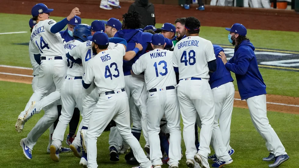 Los Angeles Dodgers firar World Series-vinsten.