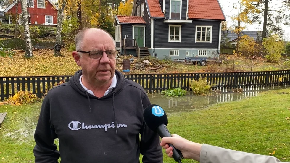 Mikael Rhodin fick sin tomt fylld med vatten.