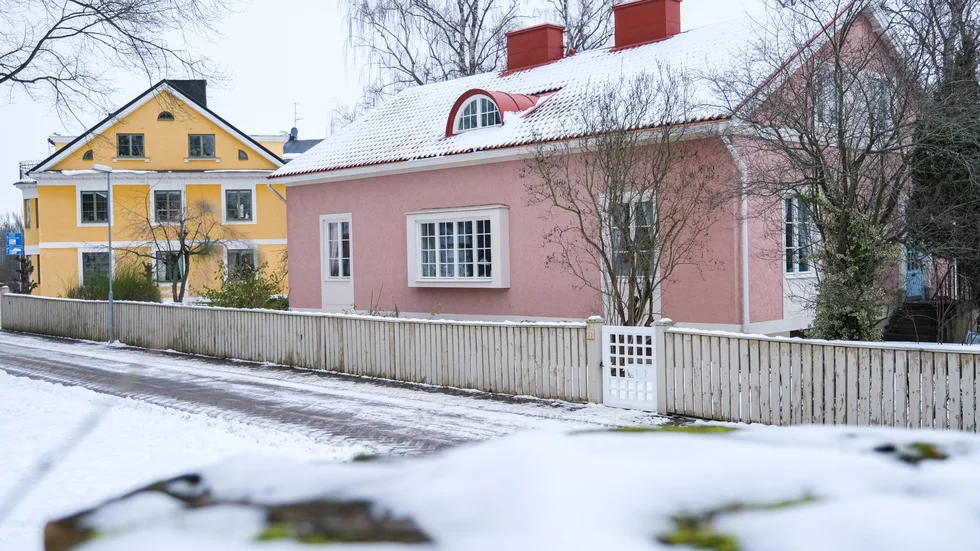 Den eleganta villan på Västra vägen 25 uppfördes 1929 för Yngve och Stina Dahlquist efter Axel Brunskogs ritningar. Den har tre sällskapsrum i fil mot gatan.