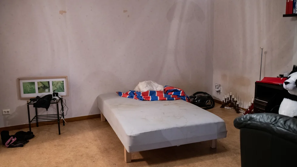 Här och var i lägenheten ligger smutsiga underkläder och på skrivbordet ligger en pärm från hemtjänsten. Kryssen i pärmen visar att personal varit här flera gånger om dagen fram till november i fjol.