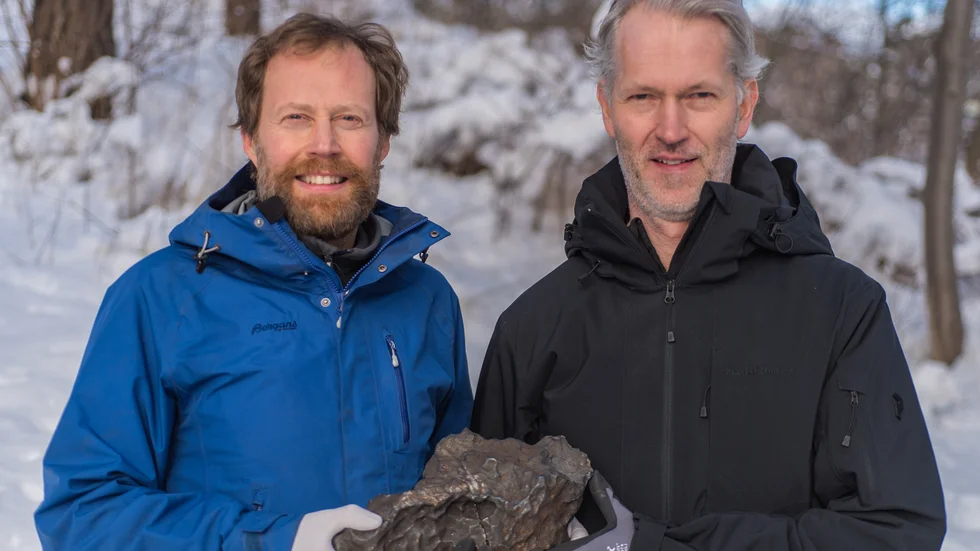 Andreas Forsberg och Anders Zetterqvist med järnmeteoriten från Ådalen, som föll den 7 november 2020. Geologer tror att det kan vara det största existerande stycket efter den ursprungligen cirka nio ton tunga rymdstenen. 