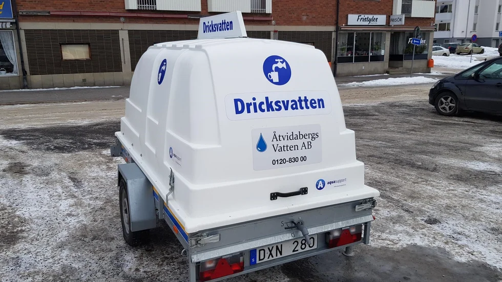 I förra veckan fick vattentankar köras ut till Sunneboområdet. Nu meddelar Åtvidabergs vatten att tankar körs ut till Violvägen. 