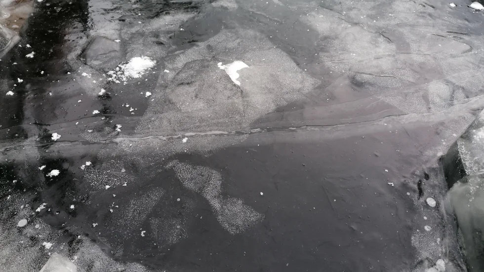 Efter de senaste dagarnas isolyckor vill experten varna: "Just nu kan du hoppa igenom 20 centimeter tjock is och då ska man inte vara ute på isen överhuvudtaget".