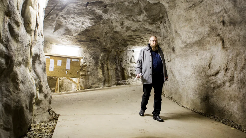 "På 48 timmar ska skyddsrummet kunna vara igång och ta emot människor", säger Andreas Peterzén. Då underlättar det att ingången från Hantverkaregatan-Fredsgatan har plats för bilar. 