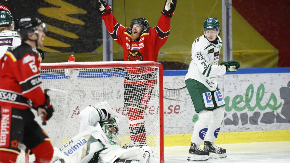 Linus Klasen blev tvåmålsskytt när hans Luleå Hockey vände och vann mot Färjestad.
