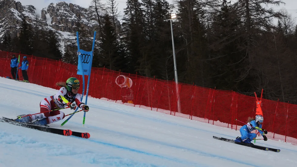 Katharina Liensberger och Marta Bassino i parallellfinalen i tisdags.