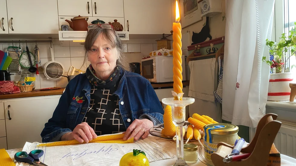 en viktig del av vardagen ägnas åt att göra bivaxljus, vilket är en del av ett redan befintligt intresse, då Inger Bevervik Sjöströmtidigare var biodlare.  