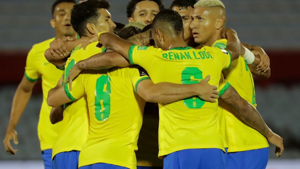 Brasilianskt kramkalas efter Arthurs 1–0 mot Uruguay.