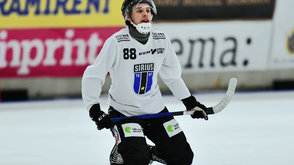 Samuel Heeger fick en smäll mot Broberg och tvingades kliva av med smärta i ena benet. Nu kommer han med lugnande besked.
