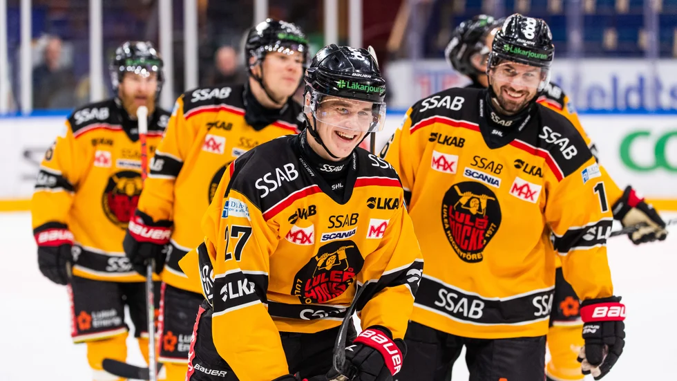 Nils Lundkvist är glad efter sitt första mål mot Färjestad.
