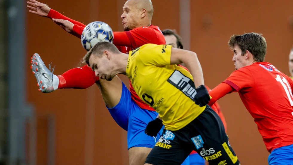 Elfsborgs Gustav Henriksson och Helsingborgs Anthony van den Hurk under söndagens fotbollsmatch i allsvenskan.
