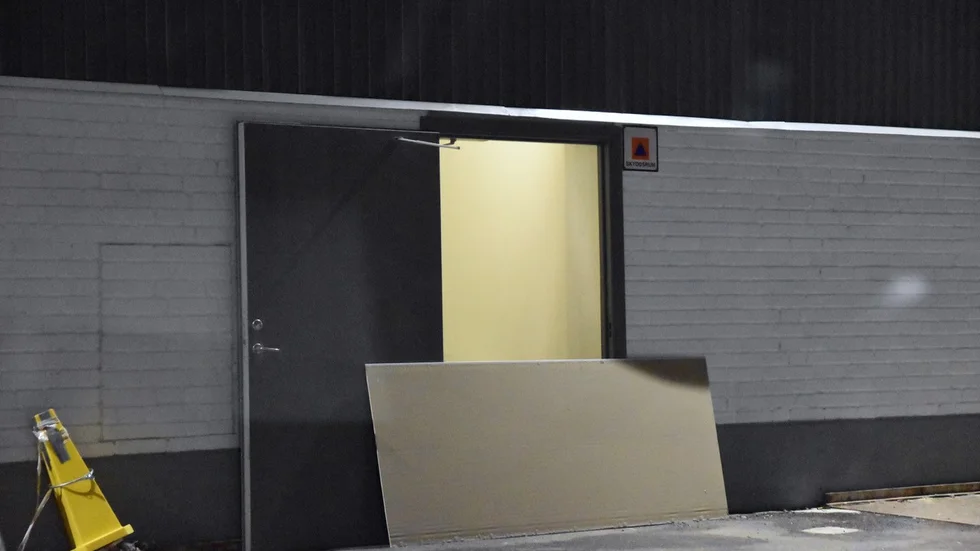 Padelhallen fick vädras ut efter branden i bastun.