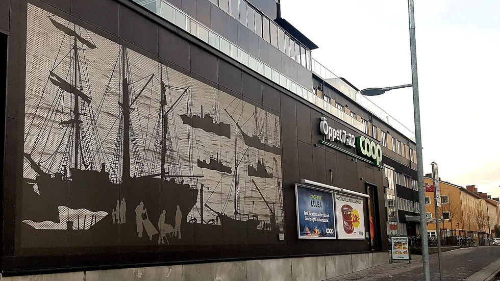 På Coops fasad sitter den över 30 kvadratmeter stora fasadillustrationen som berättar om Oscarsvarvs och Södra hamns historia med skeppsbyggeri och sjötrafik.