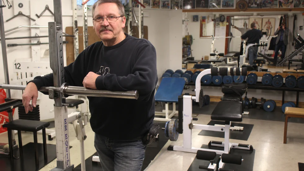 Jorma Liimatainen i träningslokalen som Finspångs Atletklubb har i källaren hos Missionskyrkan.