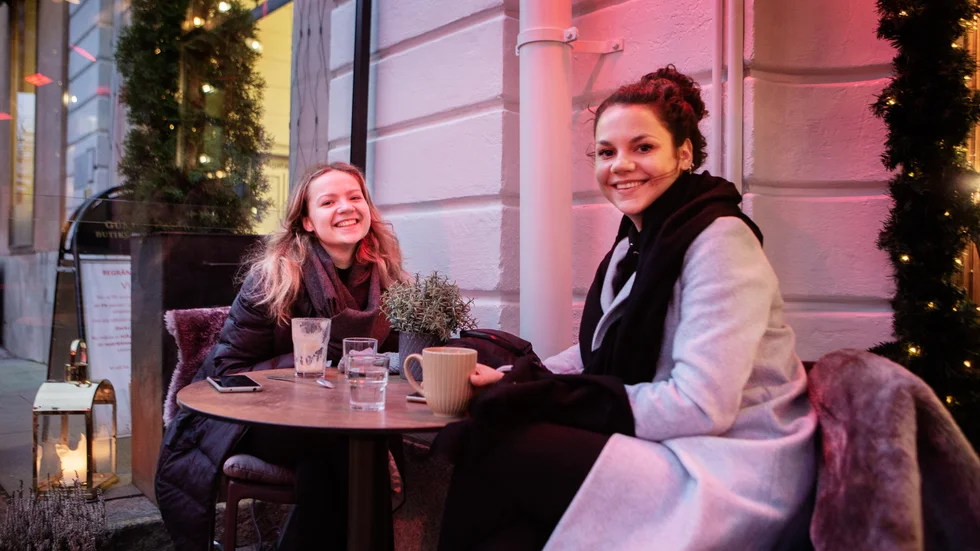 Utbytesstudenterna Katrina Sitniece och Cathinca Verway promenerar mycket.
"Vi kallar det walk-and-talk. Det är ett sätt att umgås. Och så lagar vi mycket mat och bakar." 

–Går jag ensam har jag musik i lurarna. Och så lagar vi mat och bakar, säger Katrina Sitniece, utbytesstudent från Lettland och studerar freds- och konfliktkunskap.  

