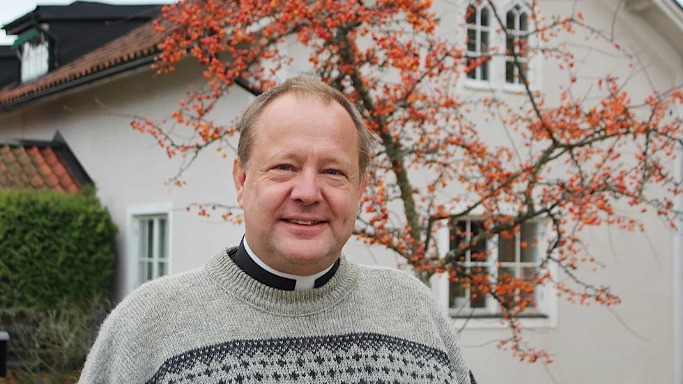 Digital högmässa, gudstjänst med få deltagare och andra sätt att möta människor. Kyrkoherde Magnus Svensson berättar hur kyrkan ska hantera situationen när max åtta personer får samlas.