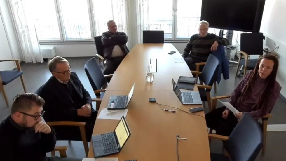 Från vänster Dan Nilsson (S), Conny Tyrberg (C), Jonas Jalkteg (WP), Kenneth Hardy Axelsson (L) och Anna Bodjo (MP) vid fredagens fjärrpresskonferens.