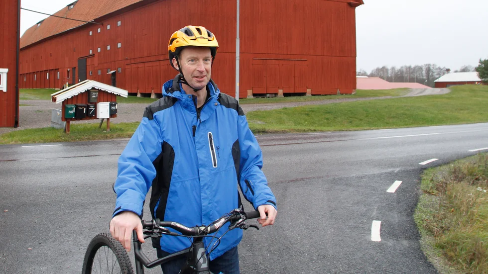 Esbjörn Eriksson bor i Gorsingeholm och arbetar strax väster om Eskilstuna. Det hindrar dock inte 50-åringen från att ibland cykla till jobbet.