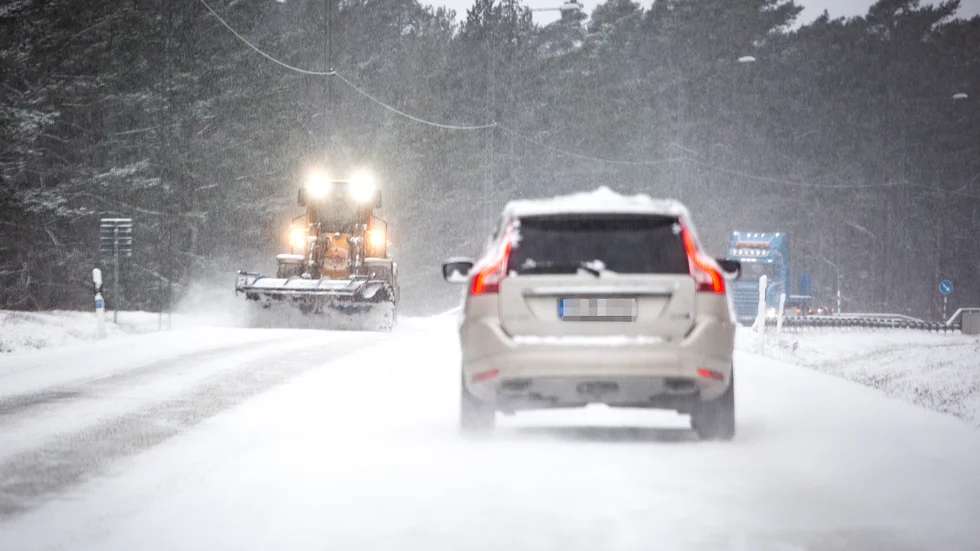 Plogning pågår längs E22, men Trafikverket varnar för halka på grund av det pågående snöfallet.