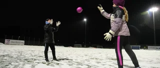 Här trotsar barnen pandemin i snö och minusgrader 
