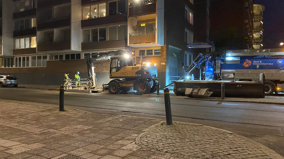 Nodra jobbar med vattenläckan på Nygatan. 