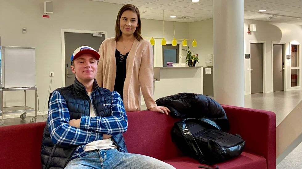 Erik Andersson, elev på Slottsskolan, tycker inte om att studera på distans. Bakom honom står elevassistenten Lina Idén. 