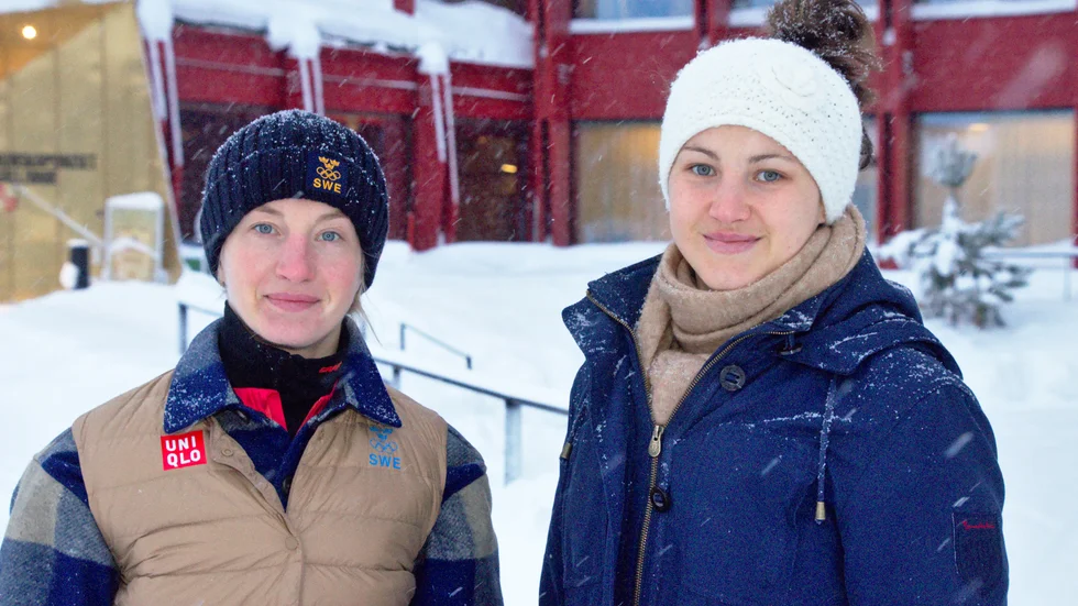 Sofia och Johanna Mattsson var hemma i Gällivare under julen, här framför Kunskapens hus.