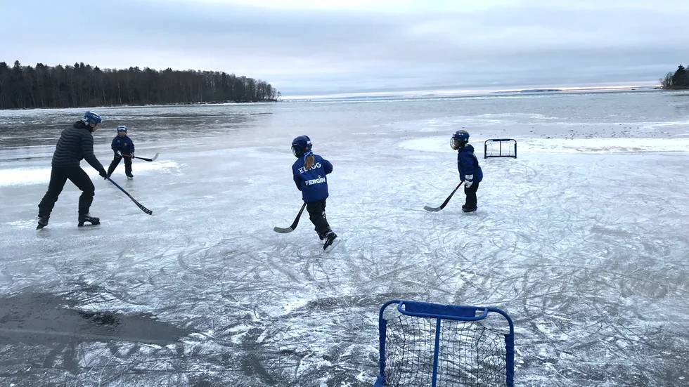 Spel på nya Pariserviken arena. Det var på sjöis bandysporten en gång föddes. Här hittar IFK Motalagänget med Eric Ågren, Wilmer Karlsson, Albin Karlsson och Livia Ågren möjlighet att spela.