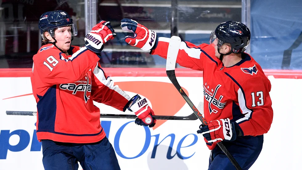 Washington Nicklas Bäckström och Jakub Vrana firar svenskens mål mot Buffalo.