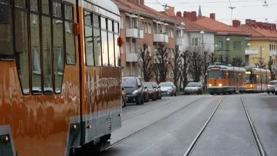 Nu blir det billigare att åka spårvagn i Norrköping.