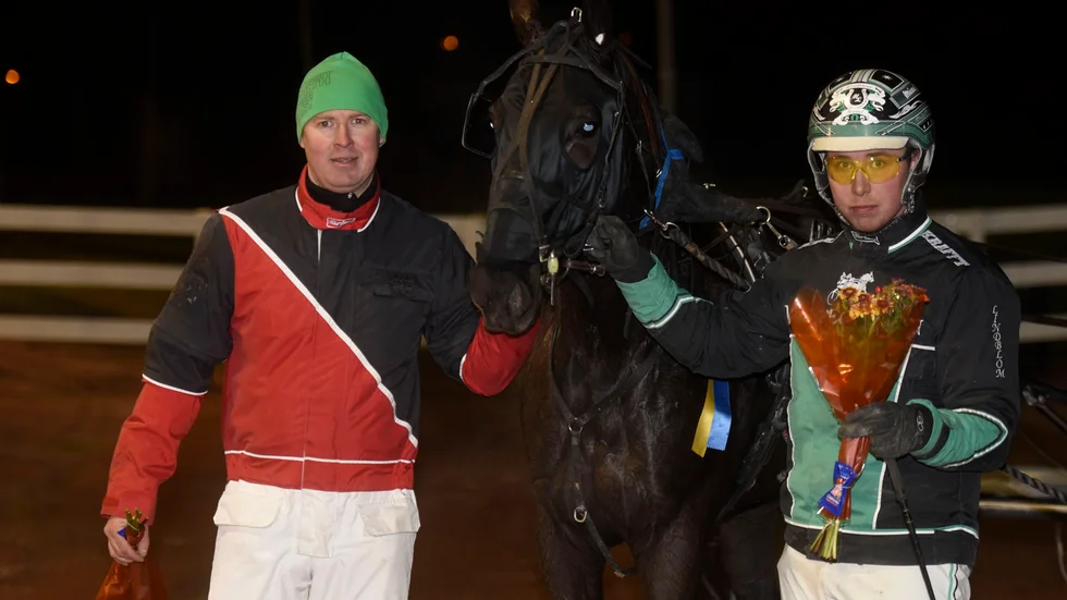 Mantorpamatören Andreas Forsberg (till vänster) ses här i vinnarcirkeln på Mantorp. Under lördagen hoppas han på nya framgångar på Jägersro - och i V75.