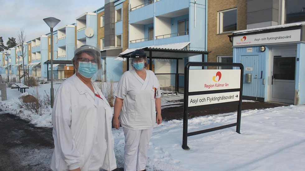 Här, på asyl- och flyktinghälsovården på Granitvägen, genomförs vaccineringen. "Vi börjar med personer med hemtjänst och deras hushållskontakter", berättar Ann Arvidsson och Karolina Stridh.