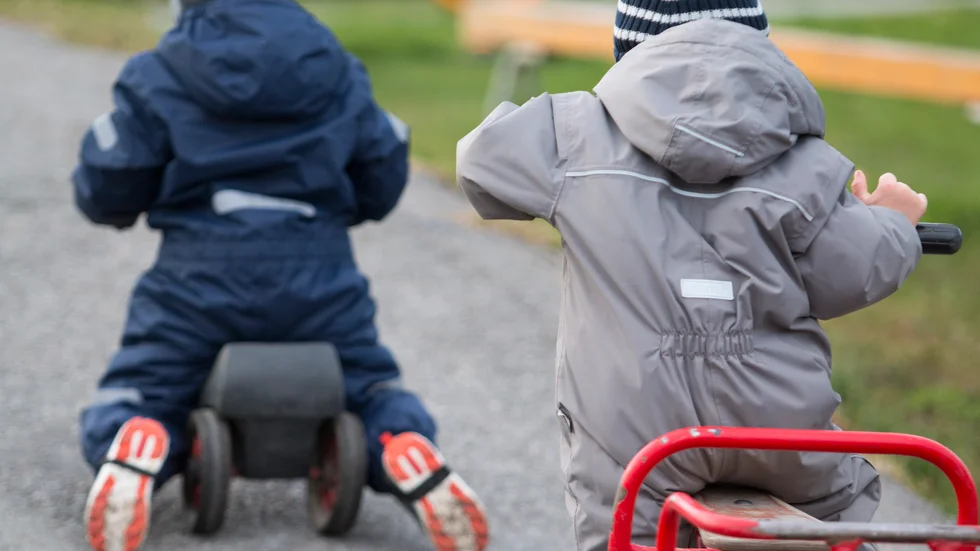 Motala kommuns beslut om 15-timmarsbarnen i coronatider strider mot skollagen.