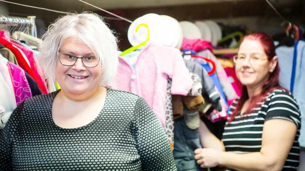 Sofia Heimer och Michaela Hellberg är engagerade i Familjehjälpen, som stöttar ekonomiskt utsatta familjer. Inför jul kommer de att kunna dela ut 30 matkassar. I en liten källarlokal finns kläder och leksaker.