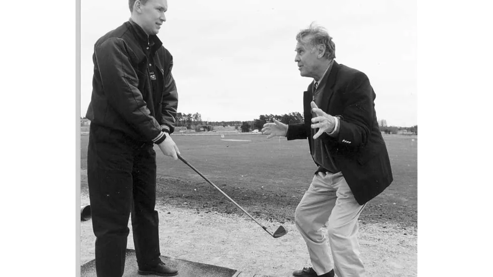 Legendaren Sven Tumba försöker lära Stefan "Skuggan" Nilsson hur man golfar i samband med en landslagssamling.