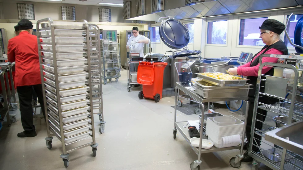 Bild från produktionsköket i Öjebyn som också berörs av varslet.