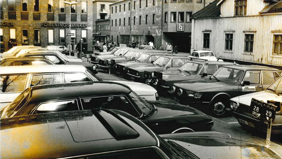 Det var trångt värre när bilar kunde parkera på Köpmantorget och Systembolagets öppnande gjorde inte trafiksituationen. Bild tagen 1983, samma år som butiken öppnade. Systembolaget ses mitt i bilden och låg bredvid Länsförsäkringar.