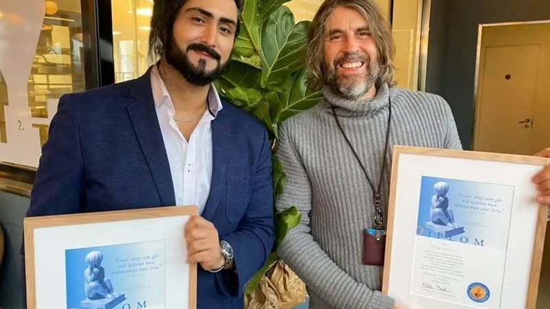 Päyam Tabatabayi och Peter Nordahl mottar diplom.  